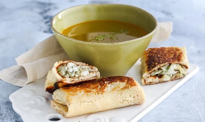 Рыбный бульон с хрустящими блинчиками