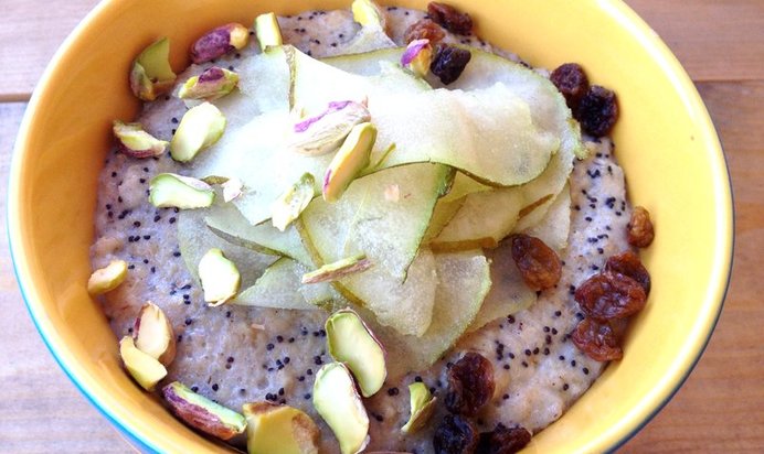 Овсяная каша с маком, изюмом и подсолнечными семечками