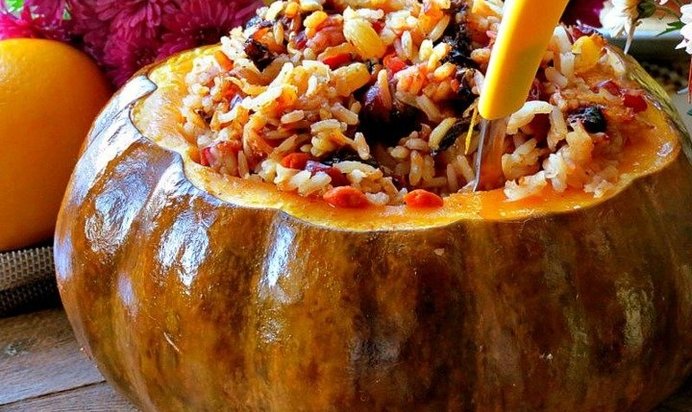 Салат с ветчиной, бананами и финиками