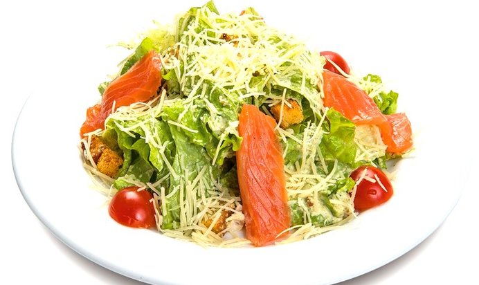 Салат Цезарь с красной рыбой