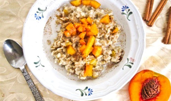Сливочная овсяная каша с персиками