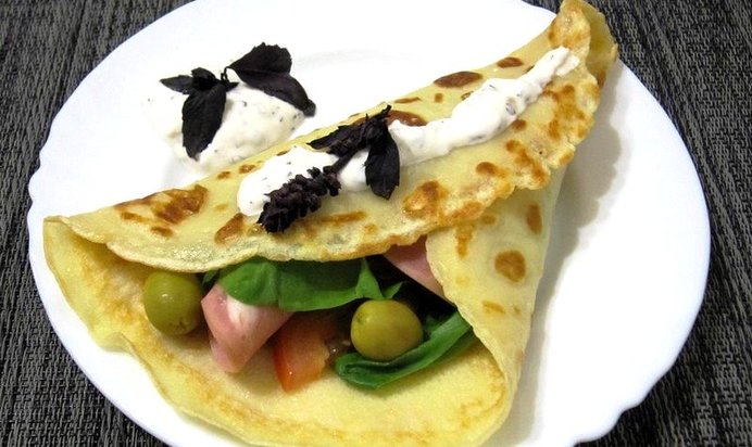 Закусочные блинчики с ветчиной и сметанным соусом