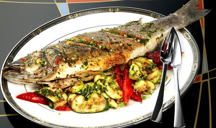 Сибас с овощами и песто из прованских трав