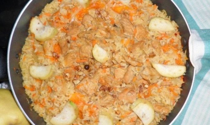 Плов из индейки с айвой, курагой и фейхоа