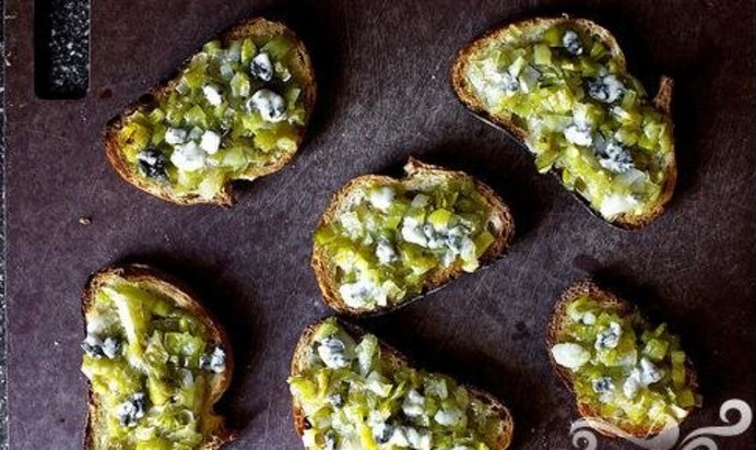 Тосты с голубым сыром и луком