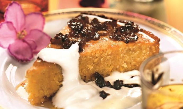 Пирог из кускуса со сметаной и финиковым сиропом