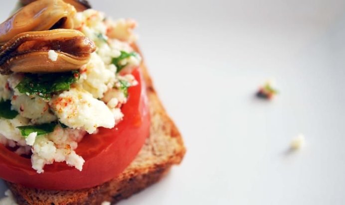 Брускетта с копченными мидиями