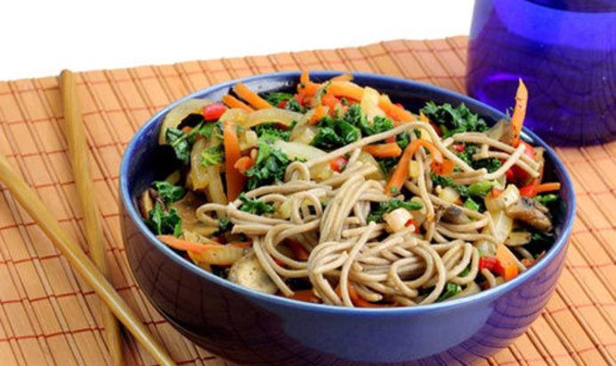 Гречневая лапша с хрустящими овощами и соевым соусом