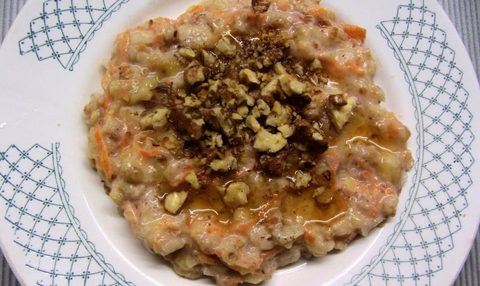 Овсяная каша с морковью, изюмом и грецким орехом