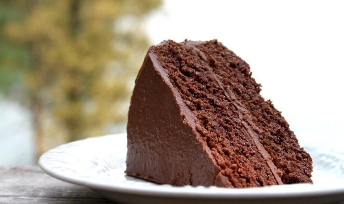 Шоколадный торт с пахтой и сахарной глазурью