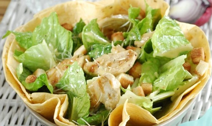 Салат Цезарь с индейкой на гриле