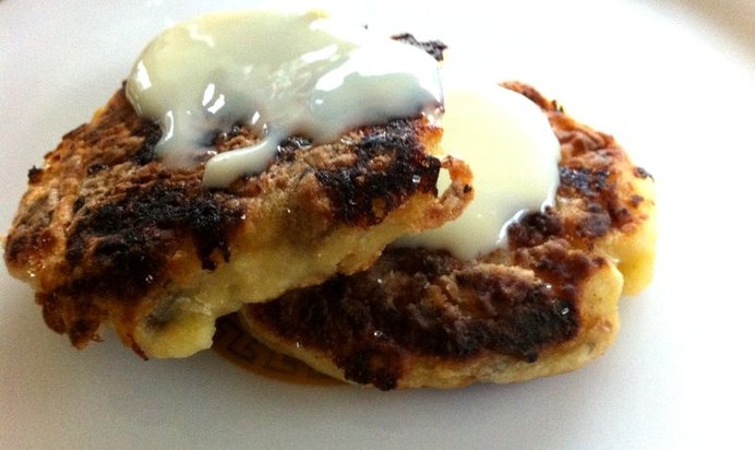 Легкие сырники с бананами и сухофруктами