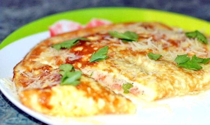 Омлет с помидорами и сыром