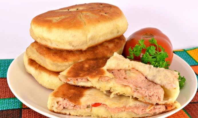 Дрожжевые лепешки с мясом на сковороде