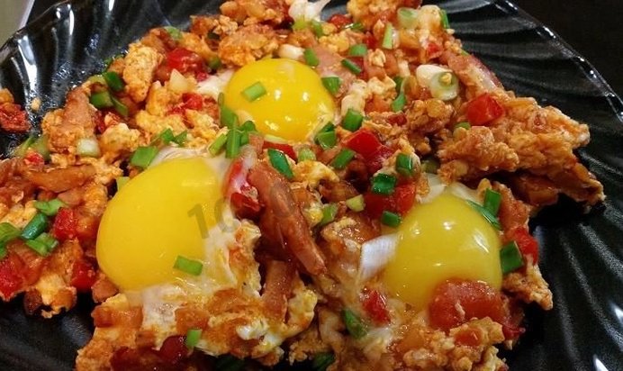 Яичница с копченой грудинкой помидорами