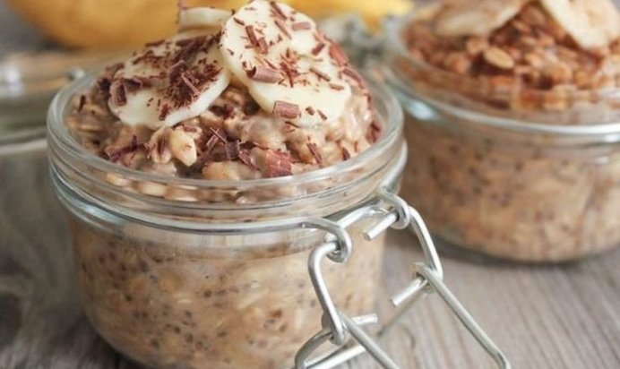 Овсянка в банке с бананами и семенами чиа