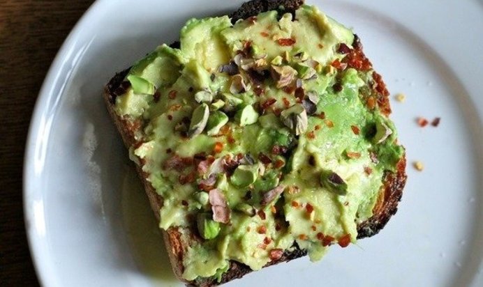 Тост с авокадо и хлопьями чили