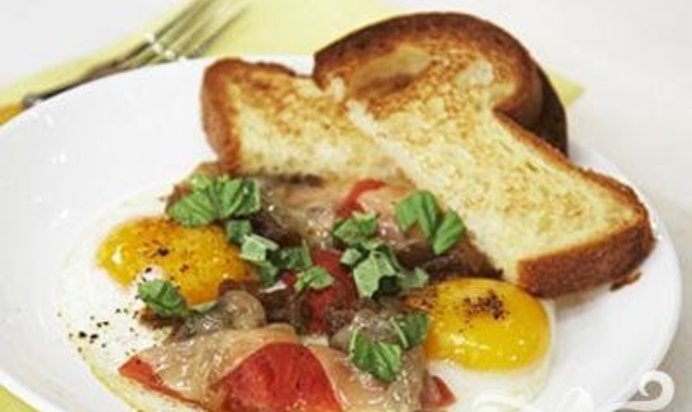 Яичница с помидорами и базиликом