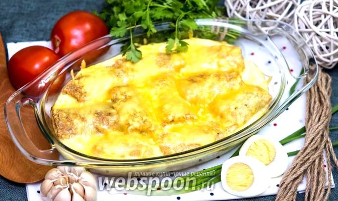 Блинчики с луком и яйцом под сливочной заливкой