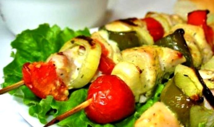 Курица на шпажках с овощами