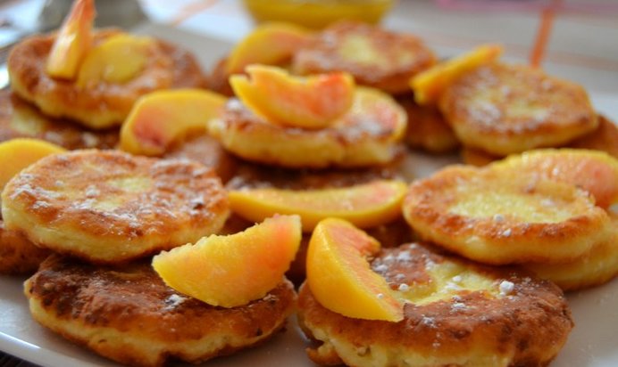 Сырники с персиками