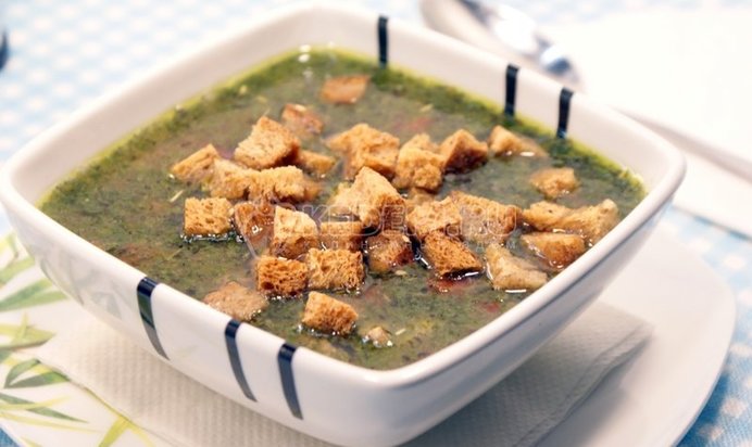 Зелёный суп с курицей и соусом песто