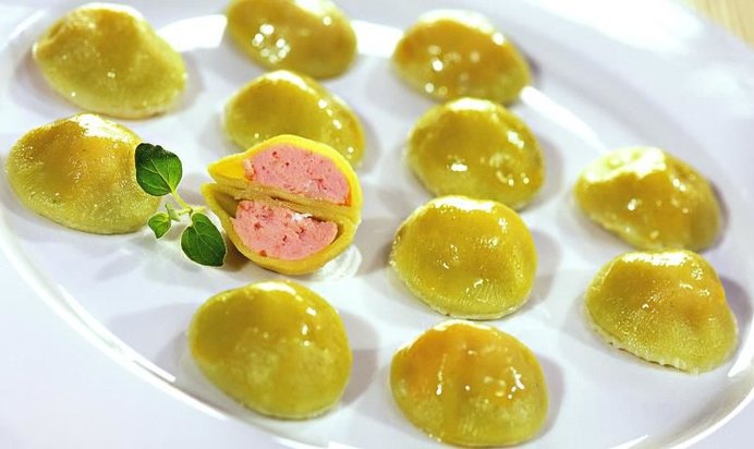 Зеленые пельмени с лососем