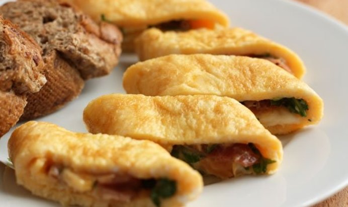 Рулет из омлета с ветчиной и рукколой