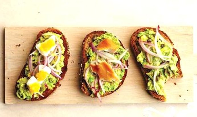 Тосты с авокадо, луком и каперсами
