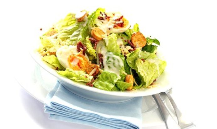 Салат «Цезарь» с желтыми помидорами черри и изюмом