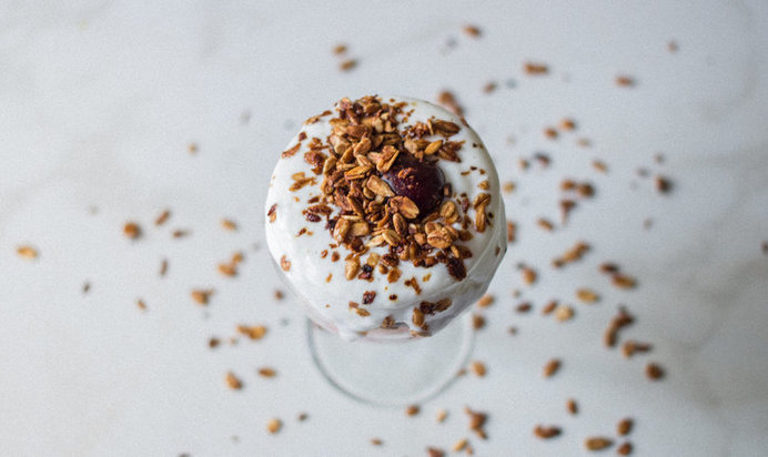 Йогурт с печеной овсянкой и фруктами