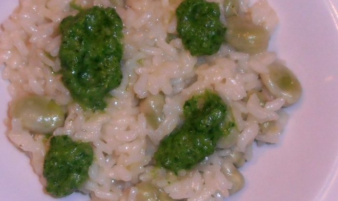 Ризотто с бобами и песто из латука