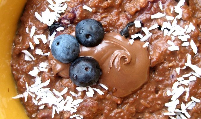Овсяная каша с шоколадом, голубикой и кокосовой стружкой