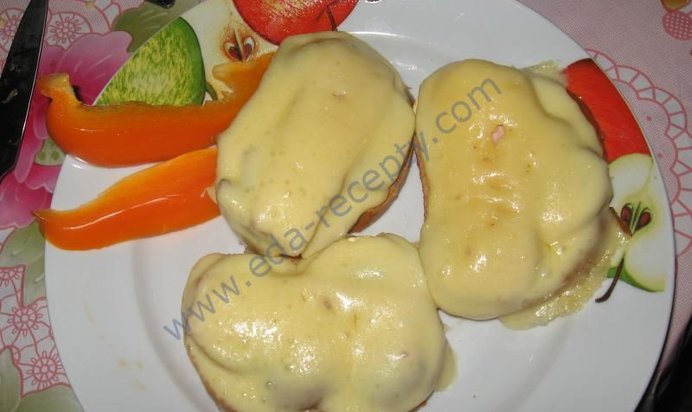 Горячие бутерброды с грибами под сыром