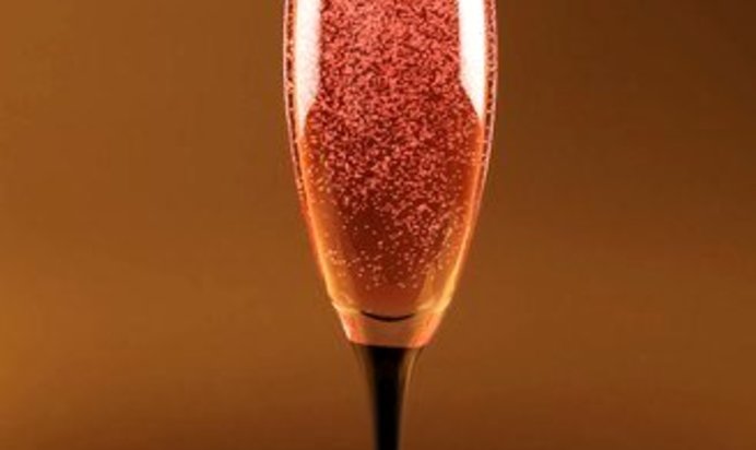 Клюквенный коктейль с шампанским и лимонадом