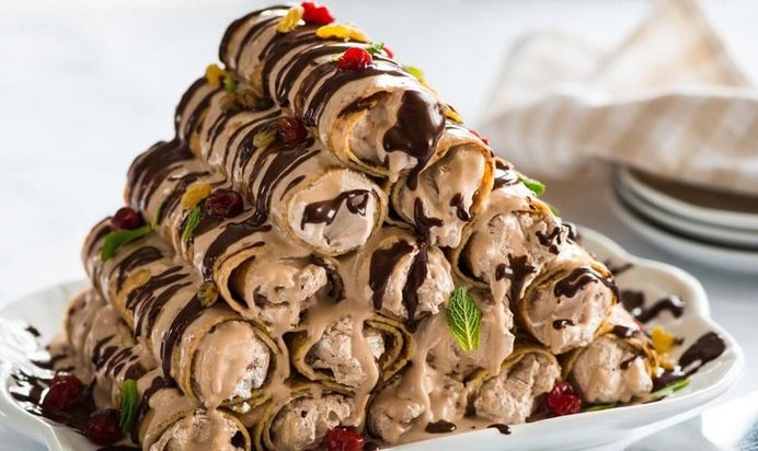 Блинный торт со сметанным кремом, изюмом и шоколадом