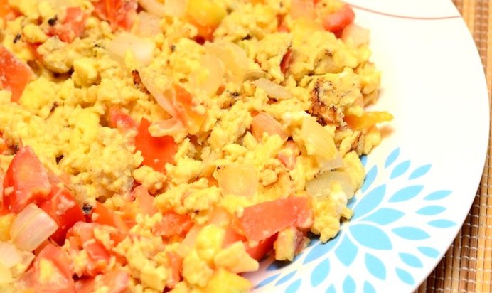 Яичница-болтунья с помидорами