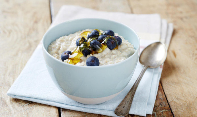 Овсяная каша с черникой