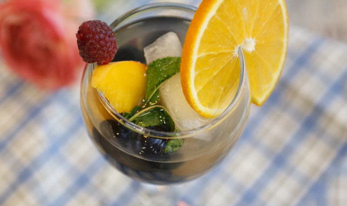 Крюшон – холодное вино с летними фруктами