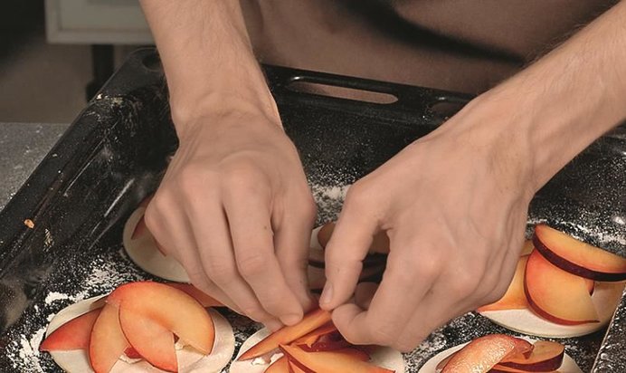 Пирожные со сливами и козьим сыром