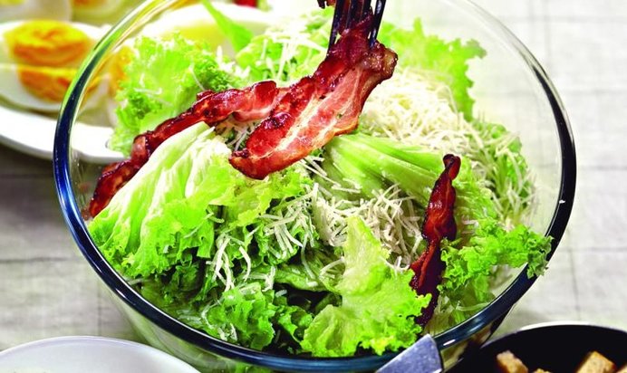 Салат Цезарь с беконом и яйцом