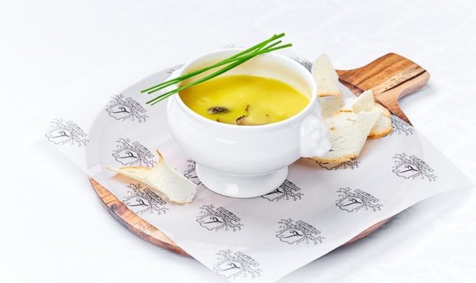 Куриный бульон со сморчками и черным трюфелем