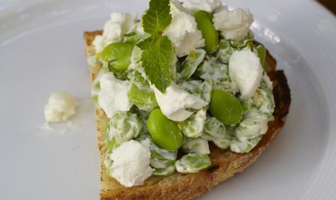 Тост с бобами и козьим сыром