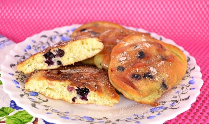 Бисквитные оладьи с черникой