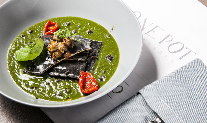 Папарделле, фаршированные кальмарами, в кабачковом песто