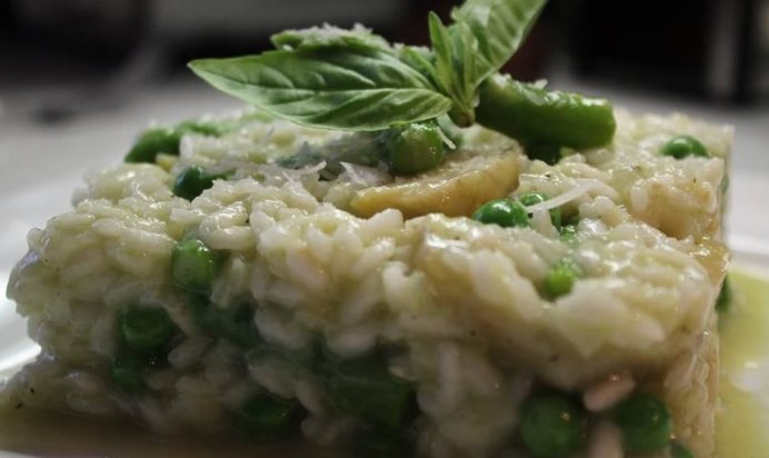 Ризотто со спаржей, артишоками и зеленым горошком