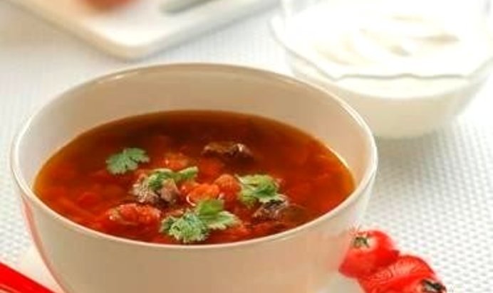 Томатный суп с чесночными гренками