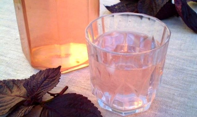 Напиток из фиолетового базилика