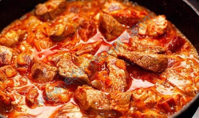 Гуляш с томатно-сливочным соусом