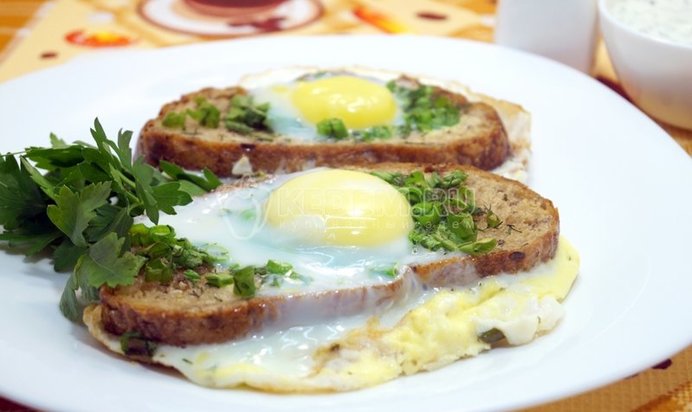 Яичница с гренками и зеленью